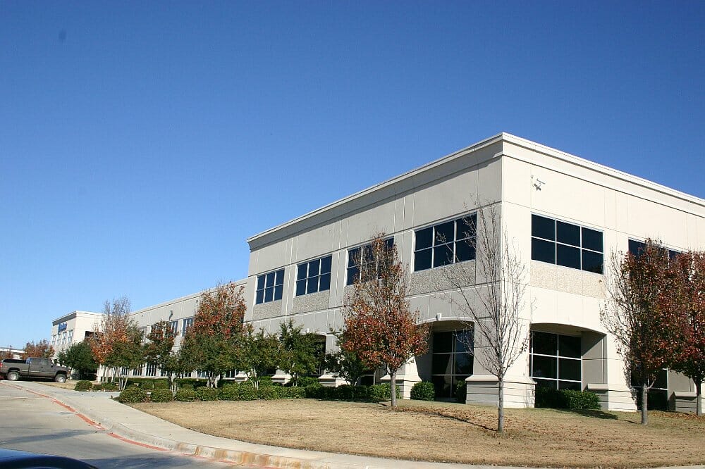 https://commercialconstruction.com/wp-content/uploads/2023/09/medtronic-office-manufacturing-002-1000.jpg
